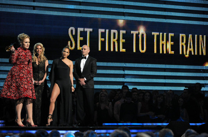 Jennifer López y Pitbull bromean sobre el código de vestuario de los Grammy