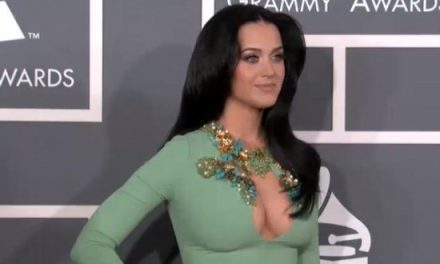#GrammyRedCarpet: Katy Perry sorprende con atrevido escote en los Grammy 2013