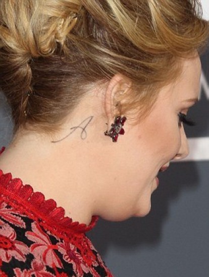 Adele deja al descubierto nuevo tatuaje en los Grammys 2013
