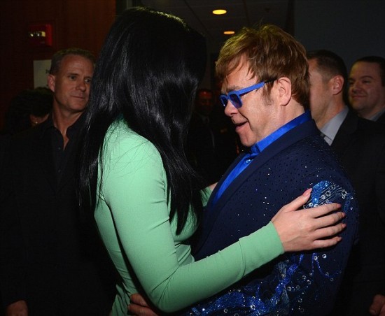 Katy Perry dejó boquiabierto a Elton John con pronunciado escote