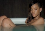 Rihanna se luce en una bañera en el videoclip de ‘Stay’ (+Video)