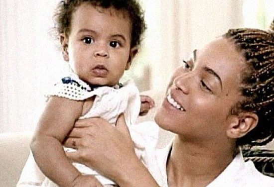 Beyonce muestra a su hija por primera vez