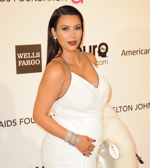 Kim Kardashian lució pancita de embarazada en after party de los Oscar