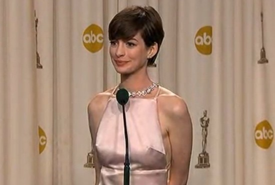 Anne Hathaway lamentó haber decepcionado con vestido que usó en los Oscar