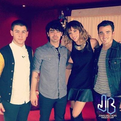The Jonas Brothers se toman un café con estilo E!
