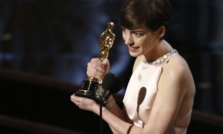 Anne Hathaway obtiene el Oscar 2013 como Mejor Actriz de Reparto