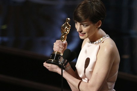 Anne Hathaway obtiene el Oscar 2013 como Mejor Actriz de Reparto