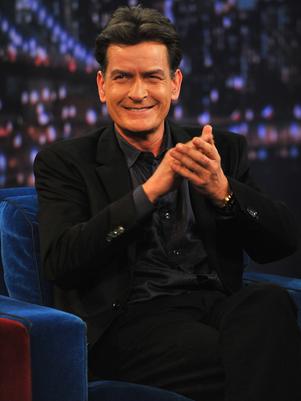 Charlie Sheen dona 10 mil dólares a joven con daño cerebral
