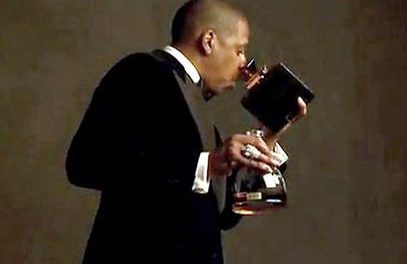Jay-Z celebra sus Grammy sirviéndose un trago en gramófono