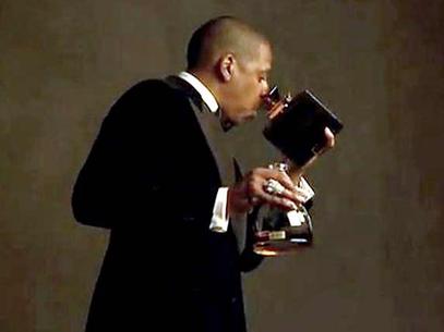 Jay-Z celebra sus Grammy sirviéndose un trago en gramófono