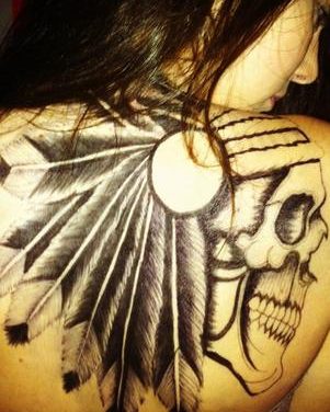 Hermana de Kim Kardashian presume tatuaje falso en Twitter