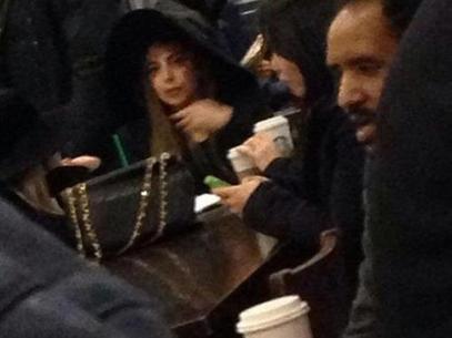 Lady Gaga es captada en silla de ruedas tras cirugía