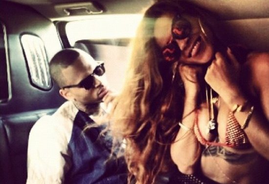 Rihanna guarda razones personales por las que regresó con Chris Brown