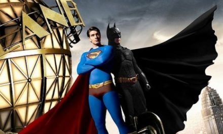 Warner Bros dona máscara de Batman y capa de Superman a Museo