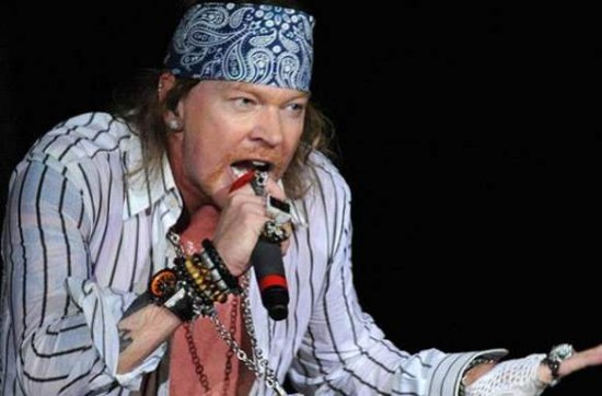 Fanático demanda a Axl Rose por romperle los dientes con su micrófono