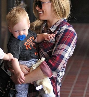 Hilary Duff feliz con el primer año de su hijo