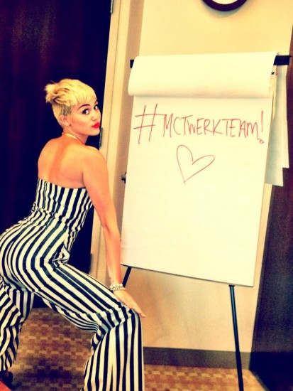 Miley Cyrus comparte sugerente fotografía en Twitter