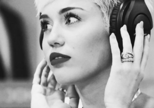 Miley Cyrus vuelve a descartar ruptura luciendo anillo de compromiso