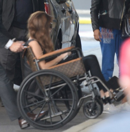 Lady Gaga cambia silla de ruedas de oro por una de Louis Vuitton