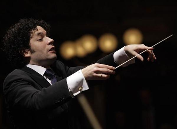 Maestro Gustavo Dudamel viajará al funeral de Chávez en Caracas