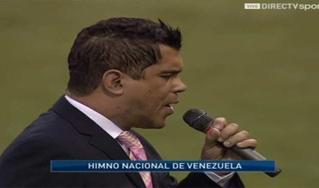 #CMB: Cantante venezolano Manuel Guerra abucheado por olvidar el Himno Nacional (+Video)