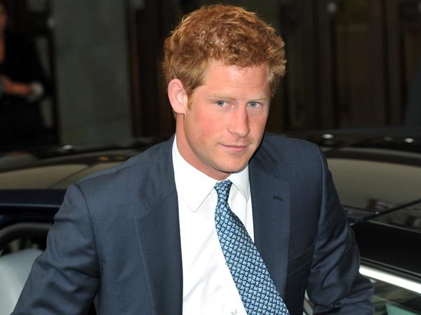 Las dos caras del príncipe Harry en un E! Special