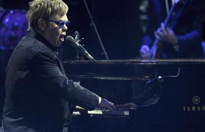 Elton John presenta show de lujo en Viña del Mar y recibe todos los premios