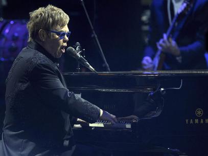 Elton John presenta show de lujo en Viña del Mar y recibe todos los premios