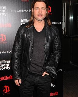 Brad Pitt estiliza su figura usando faja reductora