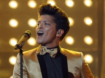 ¿Por qué Bruno Mars abandonó su apellido latino? (Su Nombre es: Peter Gene Hernández)