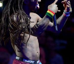 Lil Wayne sale de hospital tras sufrir convulsiones