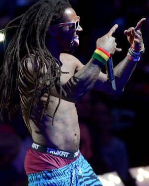 Lil Wayne sale de hospital tras sufrir convulsiones