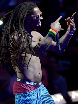 Lil Wayne sale de hospital tras sufrir convulsiones