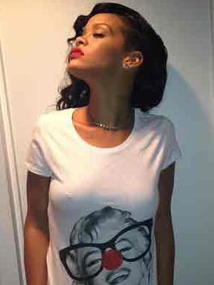 Rihanna exhibe piercing que tiene en el busto