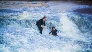Romántica pedida de mano frente al mar es arruinada por una ola (+Video)