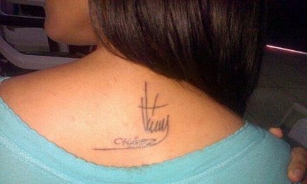 Ciudadanos se tatúan gratis la firma de Hugo Chávez