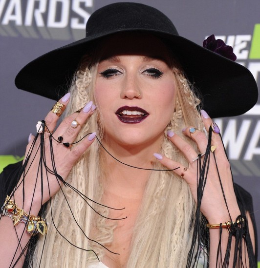 MTV Movie Awards 2013: KeSha asistió con gótico atuendo