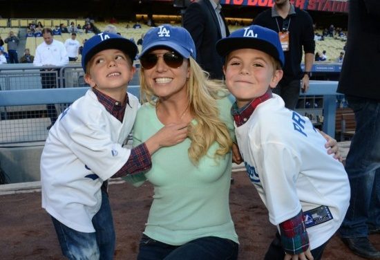 Britney Spears disfrutó juego de béisbol junto a sus hijos