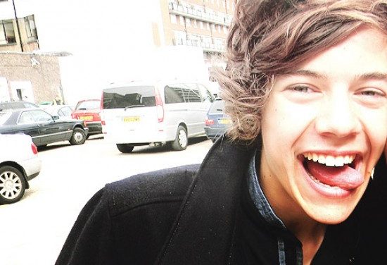 Louis Tomlinson: Harry Styles paseó desnudo sobre un segway