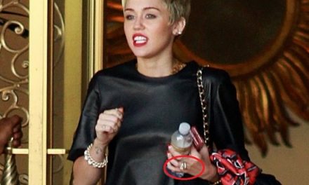 Miley Cyrus sigue saliendo sin su novio pero con su anillo de compromiso