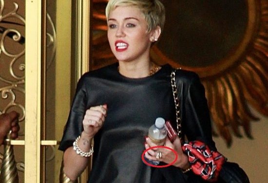 Miley Cyrus sigue saliendo sin su novio pero con su anillo de compromiso