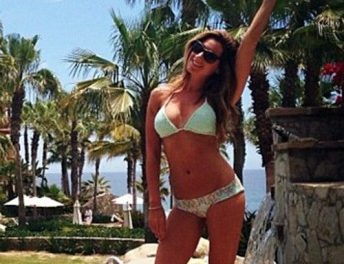 Ashley Tisdale comparte sexy foto en bikini