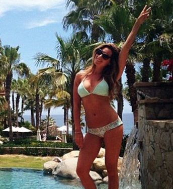 Ashley Tisdale comparte sexy foto en bikini