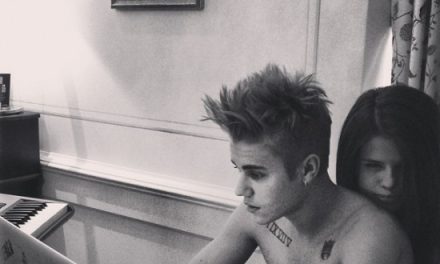 Justin Bieber publica foto con el torso desnudo y Selena Gomez