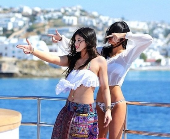 Kylie y Kendall Jenner se lucen en diminutos bikinis en Grecia (+Fotos)