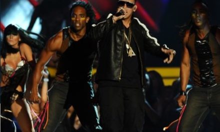 Daddy Yankee Abre Los Premios Billboard a la Música Latina Con Su Gran Éxito »LIMBO»