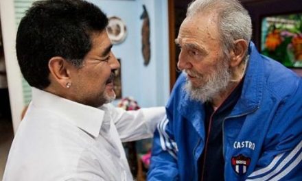 Fidel Castro navega en internet pero sigue escribiendo a mano (biógrafa)