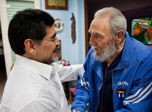 Fidel Castro navega en internet pero sigue escribiendo a mano (biógrafa)