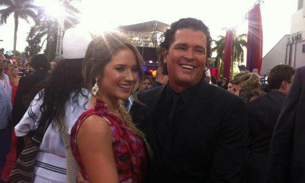 Kimberly Dos Ramos se roba todas miradas en la alfombra roja de los Latin Billboards