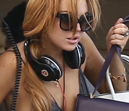 Oooops!… A Lindsay Lohan se le escapa un Seno al bajar de helicóptero en Brasil (+Fotos)